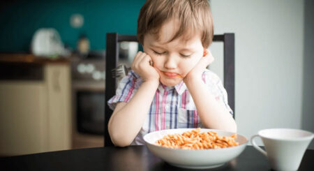 با این ۳ بازی ساده، به جنگ بدغذایی کودک ۲ ساله‌ تان بروید